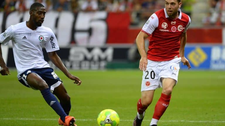 Les t-shirts classes et tendances : les stars du foot en sont conquis