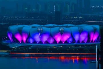 « 8 stades spectaculaires : de l&rsquo;éternel marbre d&rsquo;Athènes aux pétales géants de Pyongyang, l&rsquo;architecture sportive réinventée »