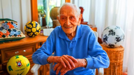 À 116 ans, cette nonne brésilienne, fan de football, surpasse les piliers du temps et devient doyenne mondiale de l'humanité