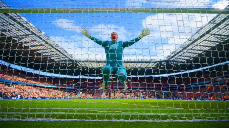 À 96,01 mètres, ce gardien de quatrième division pulvérise le record du but le plus lointain jamais marqué dans l'histoire du football