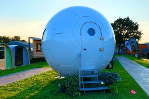 À partir de 9000€ : cette incroyable tiny-house sphérique transforme votre jardin en village de hobbits futuriste