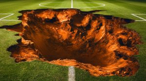 Ce gouffre de 9 mètres de profondeur et 30 de large engloutit un terrain de foot entier à Alton, « surréaliste »