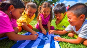 Ce maillot, chef-d'œuvre de 66 mètres colorié par des enfants, transforme le foot en cri vibrant pour l'enfance en danger