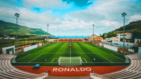 Ce terrain de foot, aussi coloré qu'un arc-en-ciel, célèbre Ronaldo et inspire des milliers de jeunes à Madère