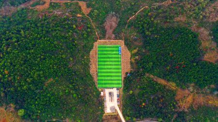 Ces terrains de foot défiant la gravité : des icebergs du Groenland aux falaises des îles Féroé, le football réinventé