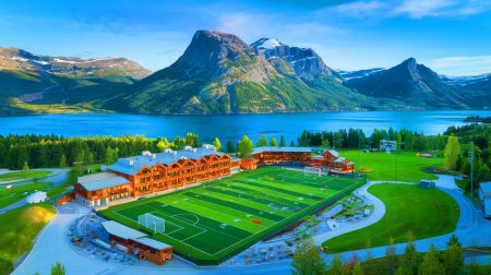 En Norvège, ces terrains de foot futuristes, aussi luxueux que des hôtels 5 étoiles, marient héritage viking et modernité éclatante