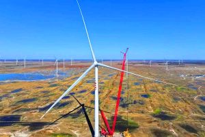 « Plus de 130 mètres de pales : cette éolienne géante chinoise, aussi vaste que 11 terrains de foot, promet 15 MW d&rsquo;énergie »