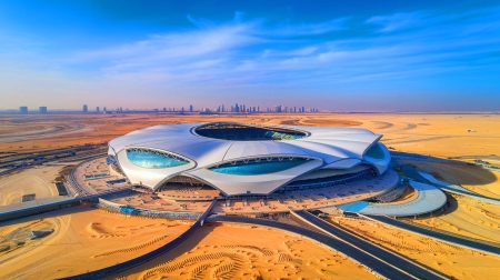 Suspendu à 350 mètres, ce stade de Neom accueillera la Coupe du monde 2034 : un chef-d'œuvre futuriste au-dessus du désert