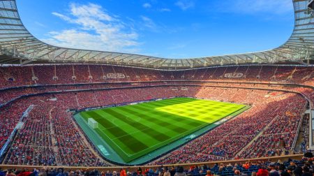 105 000 spectateurs en délire : ces stades titanesques défient l'imagination des fans de football du monde entier