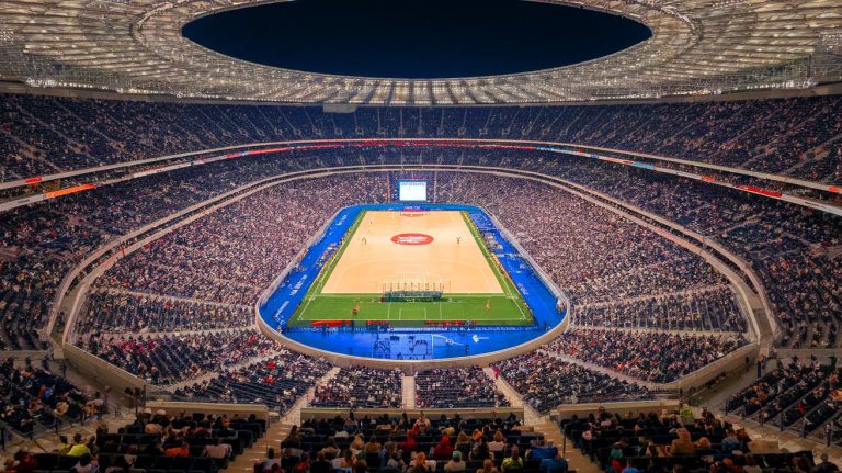 « 132 000 sièges pour un spectacle inouï » : le plus grand stade mondial n&rsquo;accueille pas de football mais un sport inattendu