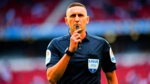 Ce salaire astronomique des arbitres de Ligue 1 : un revenu qui rivalise avec les stars du ballon rond et défie l'entendement