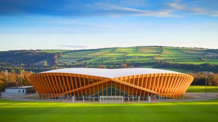 Le Royaume-Uni accueille le premier stade de football en bois signé Zaha Hadid : une révolution architecturale inédite