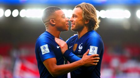 « Mbappé craque sous la pression » : l'équipe de France stupéfiée par le choix inattendu de Griezmann