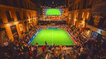 « Un écran géant à portée de main » : Heineken métamorphose ces smartphones en stade interactif pour une expérience foot ultime