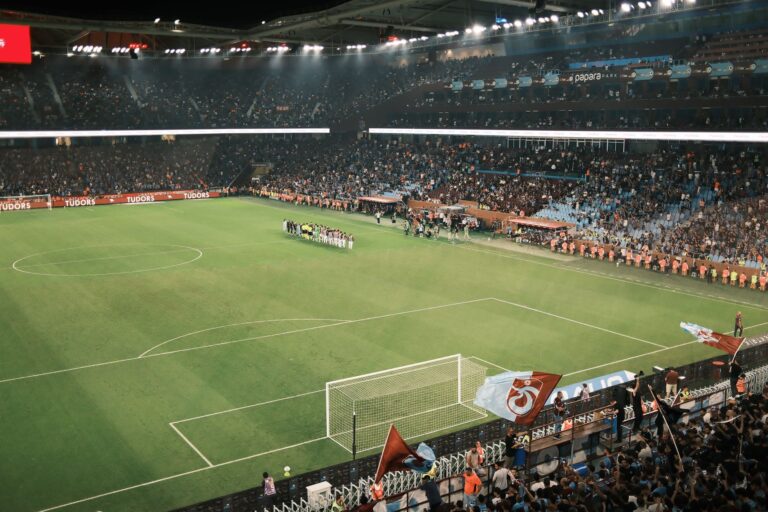 « Affluence titanesque jamais vue » : ces 40 000 spectateurs en Turquie établissent un record historique pour un simple match de Youth League