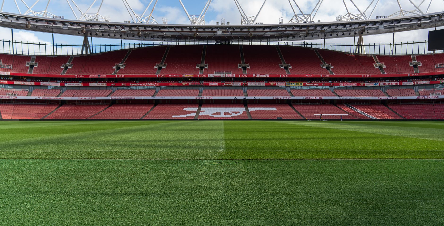 « Des stades de football colossaux » : ces 17 arènes anglaises gigantesques à couper le souffle défient l&rsquo;imagination et l&rsquo;architecture moderne
