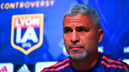 « Nous refusons de céder à la pression » : Paulo Fonseca embrase les réseaux après le scandale du maintien du match OL-Auxerre malgré la polémique