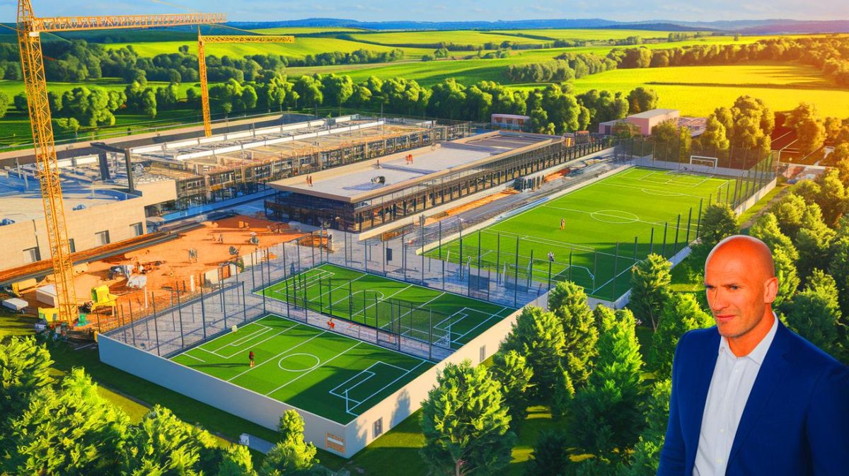 Illustration de Zinedine Zidane devant le futur complexe sportif Z5 à Toulouges (création par IA, illustration non réaliste). Crédit : Ideogram.