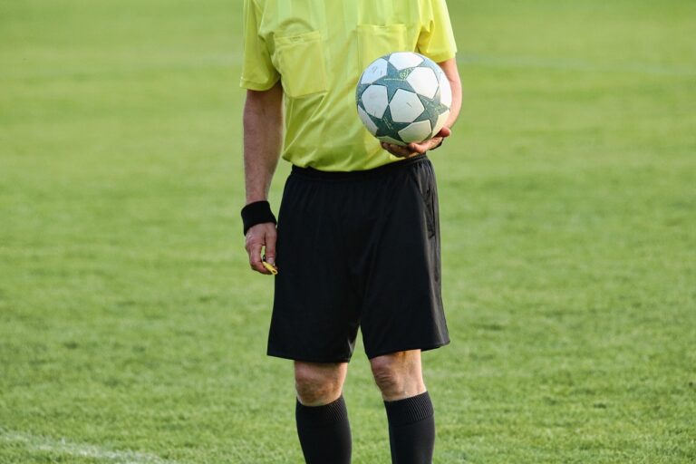 Découvrez les salaires des arbitres de Ligue 1 : ces chiffres vont vous surprendre par leur ampleur inédite et créer la polémique dans le monde du football