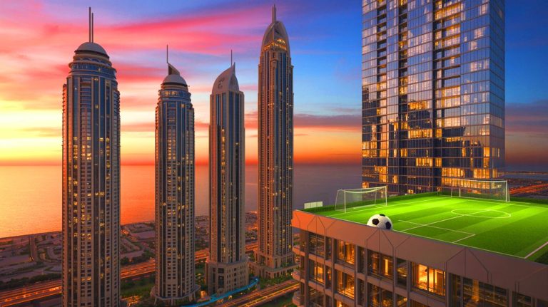 « Un terrain de foot à 130 mètres de haut » : découvrez les photos vertigineuses du stade perché sur un gratte-ciel à Dubaï