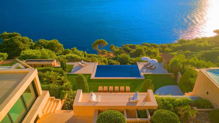 Découvrez la demeure luxueuse de Luis Enrique : une piscine étincelante et ce terrain de padel privé qui fait rêver les passionnés