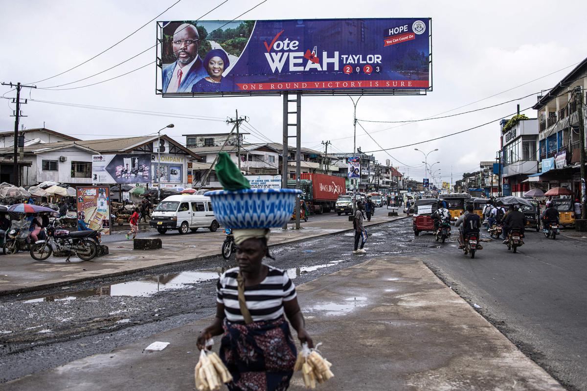 À Monrovia, les portraits de Weah et de sa partenaire politique Jewel Howard-Taylor, l'ancienne épouse de Charles Taylor, acteur central de la guerre civile et condamné pour crimes contre l'humanité en Sierra Leone, sont visibles partout dans les rues.