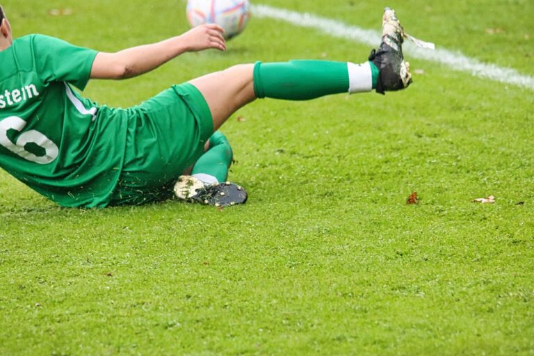 Un match de football vire au chaos absolu : 36 cartons rouges distribués en une seule rencontre, un record inédit dans l&rsquo;histoire du sport