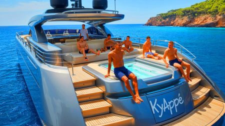 Illustration de Kylian Mbappé profitant d'un moment de détente sur un yacht luxueux, générée par intelligence artificielle.