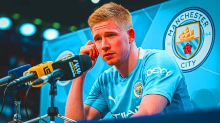 Illustration de Kevin De Bruyne lors d'une conférence de presse, générée par intelligence artificielle.