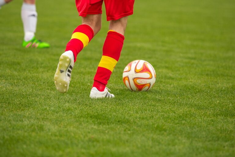 « J’ai entendu mon os craquer » : le top 10 des blessures les plus effrayantes de l’histoire du football qui ont glacé les stades entiers