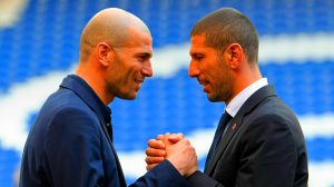 Illustration de Zinedine Zidane célébrant ses succès en tant qu’entraîneur. Image réalisée par IA.