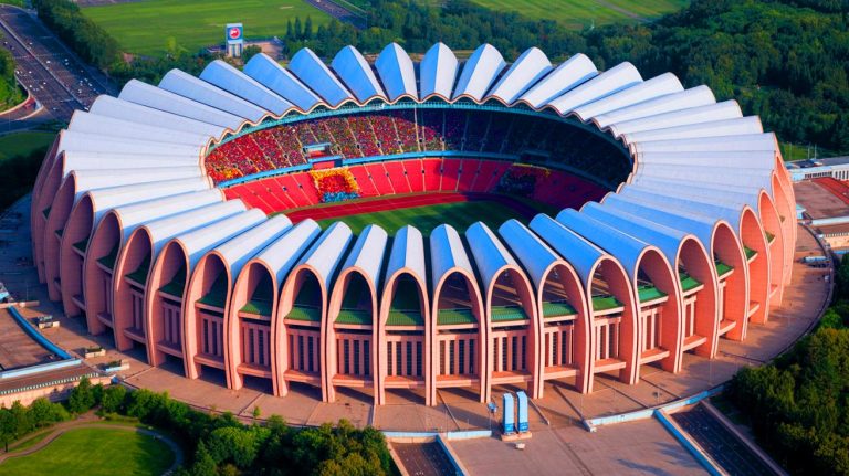 En Corée du Nord, le stade du Premier-Mai hypnotise avec ses 115 000 places, ses arches géantes et son mystérieux tunnel d’évacuation souterrain