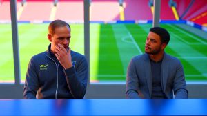 Illustration de Thomas Tuchel s'excusant auprès de Jude Bellingham pour des propos maladroits.