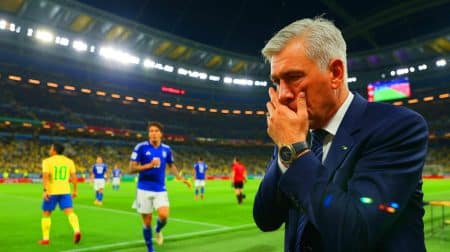 Illustration de Carlo Ancelotti réagissant à la défaite du Brésil contre le Japon lors d'un match amical.