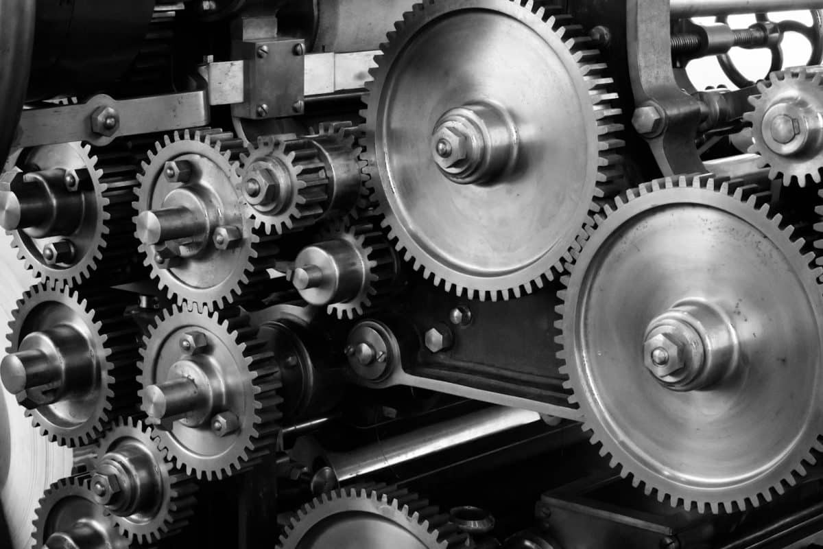 Sécurité et Utilisation des Cylindres de N₂O : Ce que Tout Chef Doit Savoir Close-up view of a complex industrial gear mechanism in black and white.