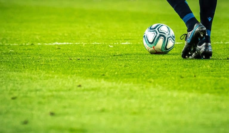 Football et blessures : quand l&rsquo;urgence médicale s&rsquo;invite sur le terrain