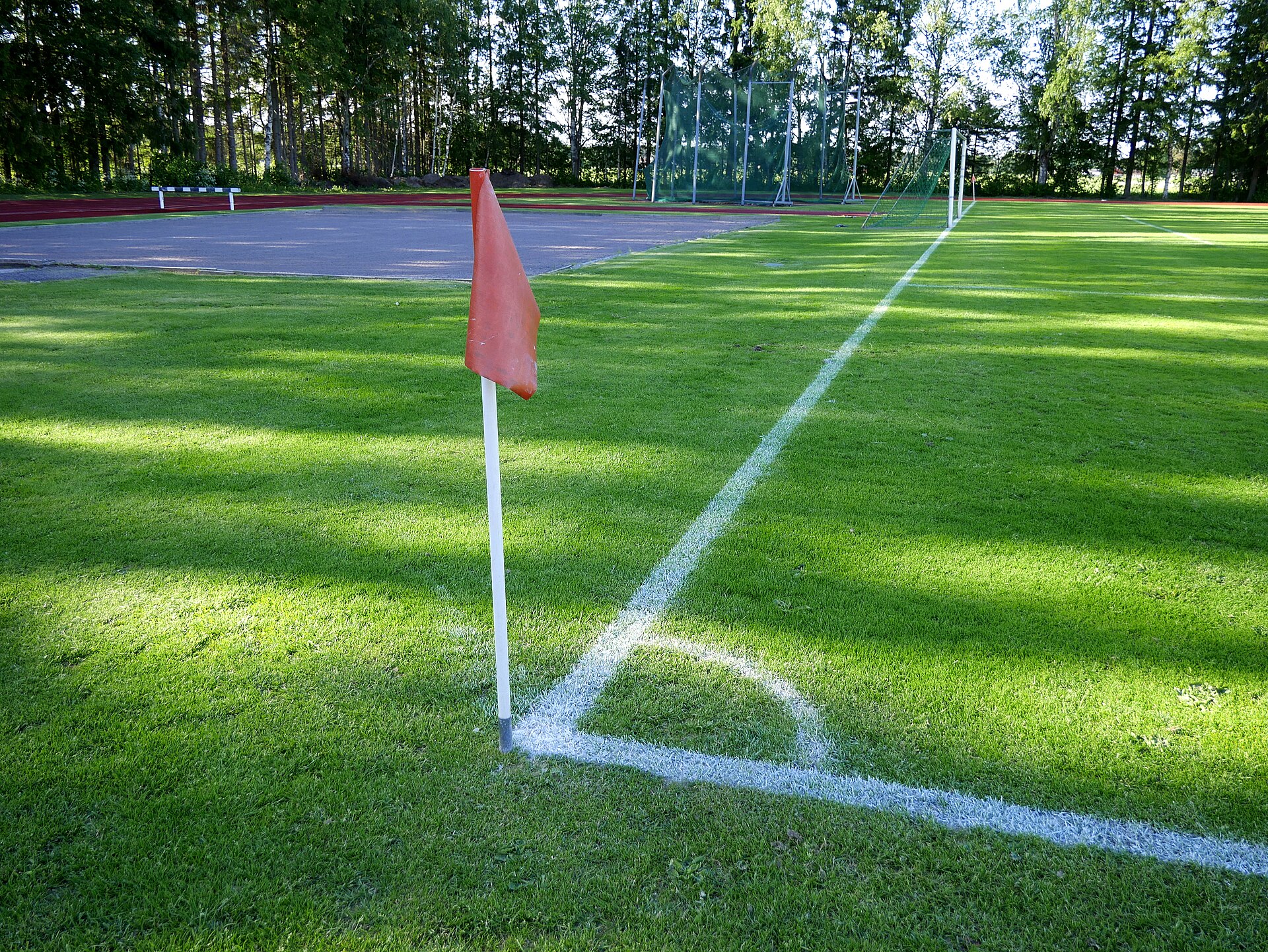 Drapeau de corner planté sur un terrain d'entraînement désert