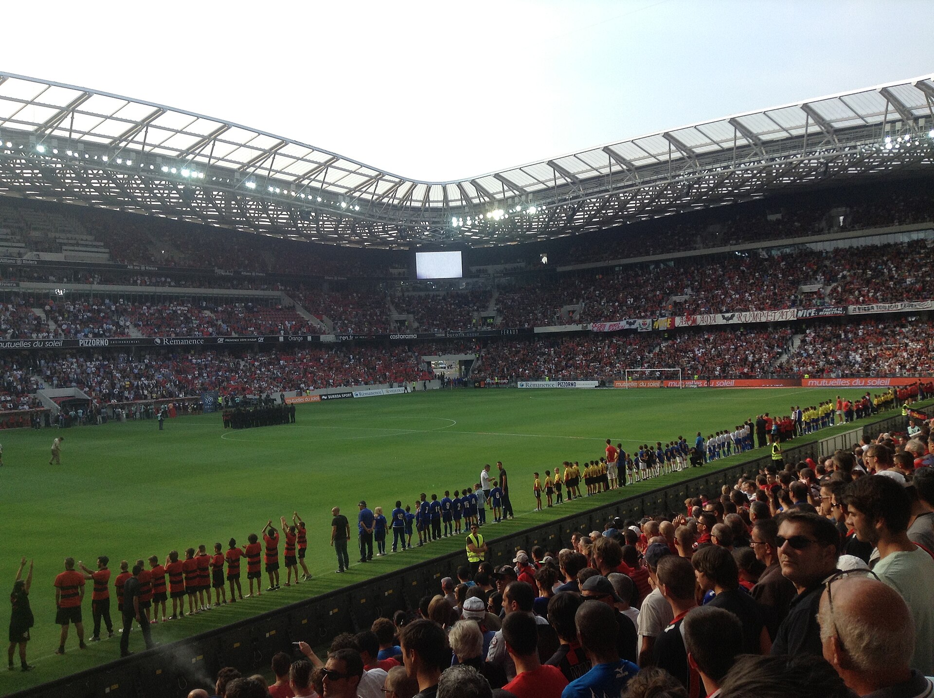 Présentation des équipes sur la pelouse de l’Allianz Riviera avant un match de l’OGC Nice